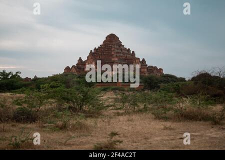 BAGAN, NYAUNG-U, MYANMAR - 2. JANUAR 2020: Ein historischer und religiöser Pagodentempel aus dem alten Paganreich Stockfoto