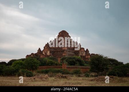 BAGAN, NYAUNG-U, MYANMAR - 2. JANUAR 2020: Ein historischer und religiöser Pagodentempel aus dem alten Paganreich Stockfoto