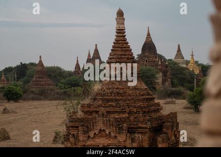 BAGAN, NYAUNG-U, MYANMAR - 2. JANUAR 2020: Einige historische und religiöse Pagodentempel aus dem alten Pagan-Königreich Stockfoto