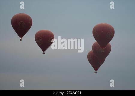 BAGAN, NYAUNG-U, MYANMAR - 2. JANUAR 2020: Fünf rote Heißluftballons ragen für Touristen hoch in den Himmel Stockfoto