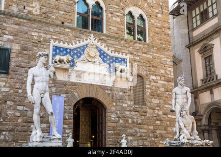 Florenz, Italien. Eingang zum Palazzo Vecchio, dem Rathaus von Florenz. Dieser massive, romanische, zenkrenelierte Festungspalast gehört zu den meisten Stockfoto