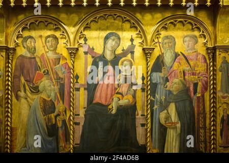 Florenz, Italien. Madonna mit Kind thront mit Heiligen, tempora auf Tafel, von Lorenzo di Pietro detta Il Vecchietta. 1457. Das Hotel befindet sich in den Uffizien G Stockfoto