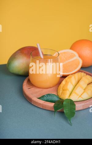 Frischer Mango-Orangensaft mit reifen Mangos und Orangenfrüchten Stockfoto