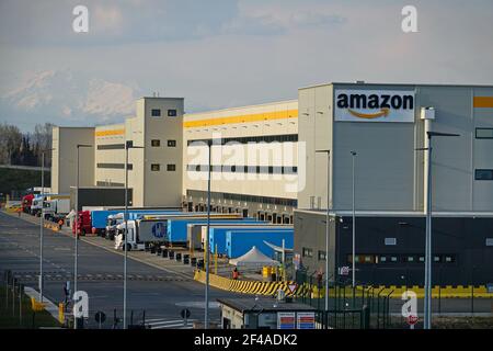 Amazons größtes Vertriebszentrum in Piemont. Torrazza, Italien - März 2021 Stockfoto