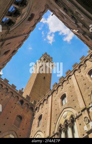 Siena, Italien. Der Torre del Mangia ist ein Turm an der Piazza del Campo, dem wichtigsten Platz von Siena, neben dem Palazzo Pubblico (Rathaus). Stockfoto