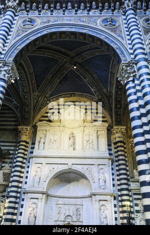 Siena, Italien. Piccolomini Altar von Andrea Bregno; ca. 1480-1500 in der Kathedrale Santa Maria Assunta. Der Innenraum ist aus weiß und g gebaut Stockfoto