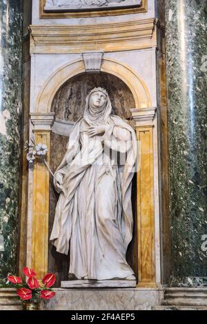 Siena, Italien. Statue der heiligen Katharina von Siena, in der Kathedrale Santa Maria Assunta. (Nur Für Redaktionelle Zwecke) Stockfoto