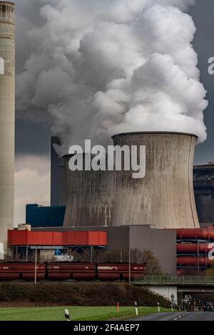 Braunkohlekraftwerk, RWE Power AG Niederaussem, Bergheim, Kohlezug aus dem Tagebau Garzweiler 2, NRW, Deutschland, Stockfoto