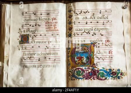 Siena, Italien. Kostbares, beleuchtetes Chorbuch, eine Musikhandschrift aus dem 15th. Jahrhundert, in der Piccolomini-Bibliothek neben der Kathedrale Santa Maria Stockfoto