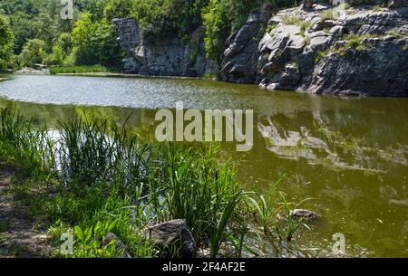 Buky Canyon Sommerlandschaft, Hirskyi Tikych Fluss, Tscherkassy Region, Ukraine. Stockfoto