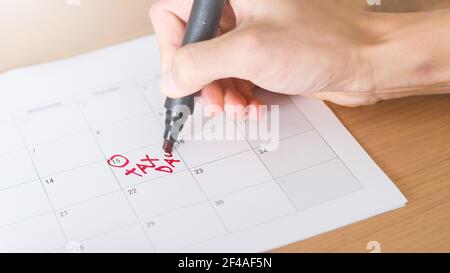 Steuertag markiert am 15. April Kalender mit rot. Einsendeschluss für 1040 Formular. Stockfoto