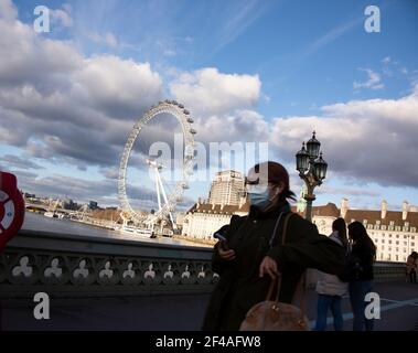 London, UK, 19th Mar 2021, Fußgänger tragen Gesichtsmasken Kredit: Loredana Sangiuliano/Alamy Live News Stockfoto