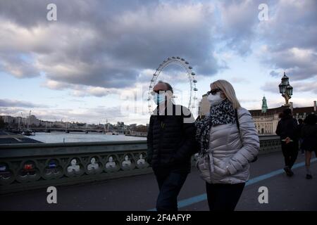 London, UK, 19th Mar 2021, Fußgänger tragen Gesichtsmasken Kredit: Loredana Sangiuliano/Alamy Live News Stockfoto