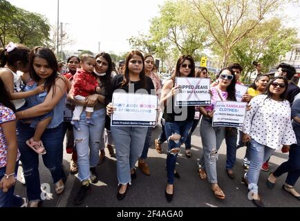 Neu Delhi, Indien. März 2021, 19th. NEU DELHI, INDIEN - 19. MÄRZ: Kongressangestellte von Delhi Pradesh Mahila protestieren am 19. März 2021 im Connaught Place in Neu-Delhi, Indien, gegen den Frauenkommentar von Uttarakhand-Chef Tirath Singh Rawat. Bei einer Veranstaltung am Dienstag kritisierte Rawat Frauen, die zerrissene Jeans trugen, und fragte sich, welche Werte sie ihren Kindern vermitteln würden, was einen Protest von Oppositionsparteien auslöste. (Foto: Sanjeev Verma/Hindustan Times/Sipa USA) Quelle: SIPA USA/Alamy Live News Stockfoto