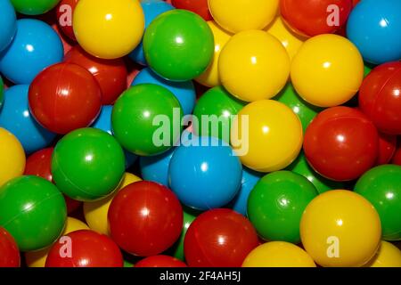 Eine Nahaufnahme eines Bündels von bunten Plastikkugeln In einem Kinderball-Pool-Grube Stockfoto