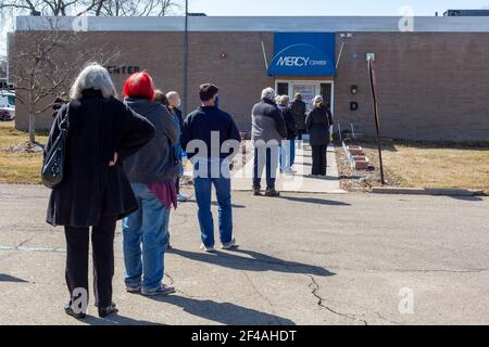 Farmington Hills, Michigan, USA. März 2021, 19th. Die Menschen warten in der Schlange, um einzutreten, während die katholischen Schwestern der Barmherzigkeit einen Immobilienverkauf hält. Der religiöse Orden schließt ihr lokales Kloster, da sie es nicht mehr unterstützen können. Nur wenige Schwestern, meist ältere, bleiben. Die Immobilie wird wahrscheinlich als Seniorenwohnsitz sanierte. Kredit: Jim West/Alamy Live Nachrichten Stockfoto