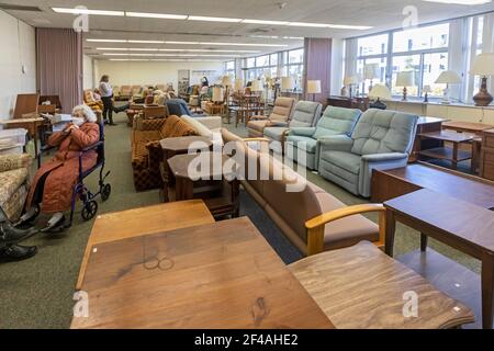 Farmington Hills, Michigan, USA. März 2021, 19th. Die katholischen Schwestern der Barmherzigkeit hält einen Immobilienverkauf, wie sie ihre lokalen Kloster schließen. Der Orden kann das Kloster nicht mehr unterstützen, da nur wenige Schwestern, meist ältere, übrig bleiben. Die Immobilie wird wahrscheinlich als Seniorenwohnsitz sanierte. Kredit: Jim West/Alamy Live Nachrichten Stockfoto