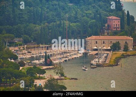 Riva del Garda, Italien - 07. Juli 2020: Panoramablick auf den schönen Gardasee und den Panorama-Lift .Riva del Garda Stadt und Gardasee in der au Stockfoto