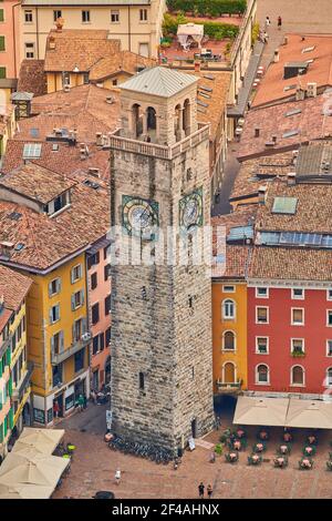 Riva del Garda, Italien - 07. Juli 2020: Panoramablick auf den schönen Gardasee und den Panorama-Lift .Riva del Garda Stadt und Gardasee in der au Stockfoto