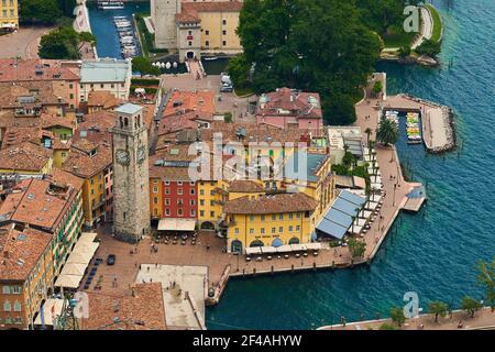 Riva del Garda, Italien - 07. Juli 2020: Panoramablick auf den schönen Gardasee und den Panorama-Lift .Riva del Garda Stadt und Gardasee in der au Stockfoto