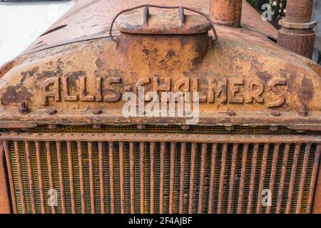 Ein orangefarbener Allis-Chalmer Traktor Stockfoto