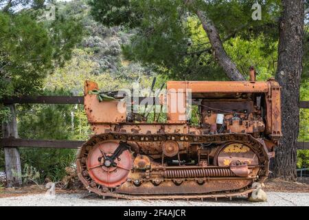 Ein orangefarbener Allis-Chalmer Traktor Stockfoto