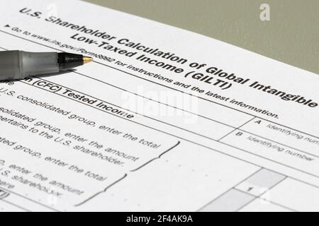 Closeup of the title of Form 8992, U.S. Shareholder Calculation of Global Immaterial Low-besteuert Income (GILTI). Stockfoto