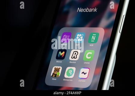 Sortierte Apps von Top-Neobanken sind auf einem iPhone gesehen - Nubank, SoFi, N26, Monzo, Revolut, Chime, Dave, MoneyLion und Current. Eine Neobank betreibt ... Stockfoto