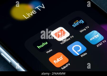 Verschiedene Apps für Live-TV-Streaming werden auf einem iPhone angezeigt, darunter Hulu, YouTube TV, Sling TV, FuboTV, Philo und AT&T TV. Stockfoto