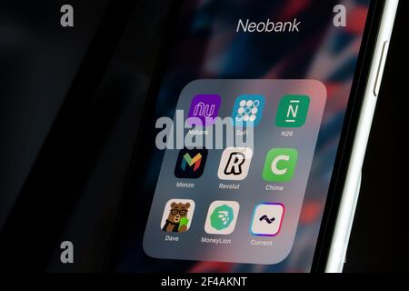 Sortierte Apps von Top-Neobanken sind auf einem iPhone gesehen - Nubank, SoFi, N26, Monzo, Revolut, Chime, Dave, MoneyLion und Current. Eine Neobank betreibt ... Stockfoto