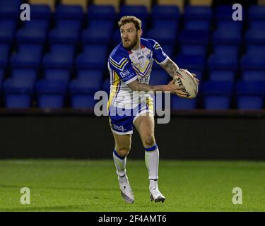 Warrington, Großbritannien. März 2021, 19th. Daryl Clark (9) von Warrington Wolves sucht am 3/19/2021 nach einem Pass in Warrington, UK. (Foto von Simon Whitehead/News Images/Sipa USA) Quelle: SIPA USA/Alamy Live News Stockfoto