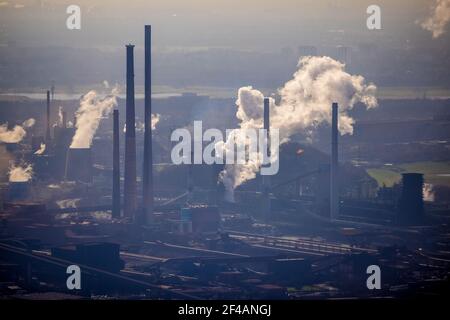 Luftaufnahme, , thyssenkrupp Steel Europe im Backlight, Marxloh, Duisburg, Ruhrgebiet, Nordrhein-Westfalen, Deutschland, DE, Europa, kommerzielle ent Stockfoto