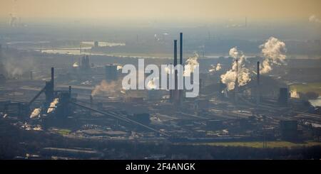 Luftaufnahme, , thyssenkrupp Steel Europe im Backlight, Marxloh, Duisburg, Ruhrgebiet, Nordrhein-Westfalen, Deutschland, DE, Europa, kommerzielle ent Stockfoto
