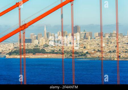 Blick auf die Golden Gate Bridge und den Finanzbezirk, San Francisco, Kalifornien, USA Stockfoto