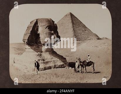 Die Sphinx in Giza mit der Großen Pyramide, fotografiert um 1870 in Ägypten von Frank Mason Wood, im Auftrag von Francis Friths Fotofirma. Stockfoto