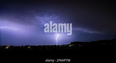 Ein elektrischer Sturm erleuchtet den Himmel Stockfoto
