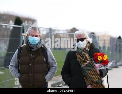 Paris, Frankreich. März 2021, 19th. Menschen mit Gesichtsmasken gehen am 19. März 2021 im Champ de Mars in Paris, Frankreich. Der französische Premierminister Jean Castex kündigte am Donnerstag "neue massive Maßnahmen" an, um COVID-19 in den 16 am stärksten betroffenen Regionen des Landes, darunter Paris, einzudämmen. Ab Freitag Mitternacht sollen etwa 18 Millionen Franzosen in Regionen wie Paris, Hauts-de-France im Norden sowie den Alpes-Maritimes am Mittelmeer zu Hause bleiben, kündigte Castex bei einer Pressekonferenz zur Seuchenlage an. Kredit: Gao Jing/Xinhua/Alamy Live Nachrichten Stockfoto