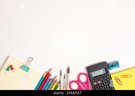 Schulbedarf und Zubehör isoliert auf weißem Hintergrund. Zurück zur Schule Konzept Stockfoto