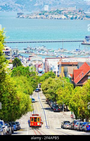 Powell-Hyde-Auto mit Alcatraz im Hintergrund, San Francisco, Kalifornien, USA Stockfoto