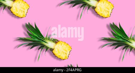 Nahtloses Muster aus frisch reifen Ananas Hälften isoliert auf rosa Hintergrund Stockfoto