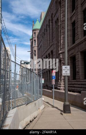 Minneapolis, Minnesota. Rasierdraht und Zäune schützen Regierungsgebäude vor Demonstranten während des Derek Chauvin Prozesses. Stockfoto