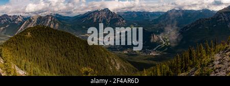 Blick auf Banff und Bow River vom Sulphur Mountain Banff Nationalpark Kanada Stockfoto