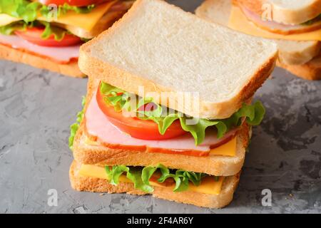 Leckere Sandwiches auf grauem Hintergrund Nahaufnahme Stockfoto