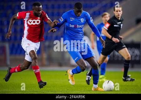 GENK, BELGIEN - MÄRZ 19: Merveille Bokadi von Standard de Liege und Paul Oluachu von KRC Genk während des Jupiler Pro League Spiels zwischen KRC Genk Stockfoto