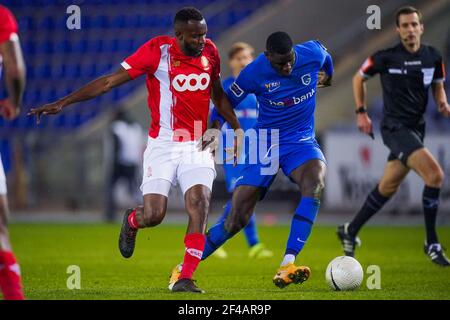 GENK, BELGIEN - MÄRZ 19: Merveille Bokadi von Standard de Liege und Paul Oluachu von KRC Genk während des Jupiler Pro League Spiels zwischen KRC Genk Stockfoto