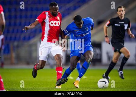 GENK, BELGIEN - MÄRZ 19: Merveille Bokadi von Standard de Liege und Paul Oluachu von KRC Genk während des Jupiler Pro League Spiels zwischen KRC Genk Stockfoto