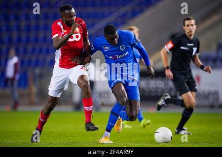 GENK, BELGIEN - MÄRZ 19: Merveille Bokadi von Standard de Liege und Paul Oluachu von KRC Genk während des Jupiler Pro League Spiels zwischen KRC Genk Stockfoto