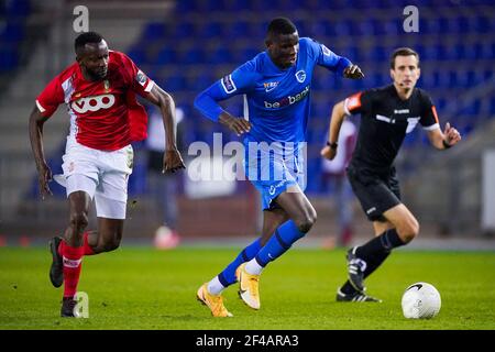 GENK, BELGIEN - MÄRZ 19: Merveille Bokadi von Standard de Liege und Paul Oluachu von KRC Genk während des Jupiler Pro League Spiels zwischen KRC Genk Stockfoto
