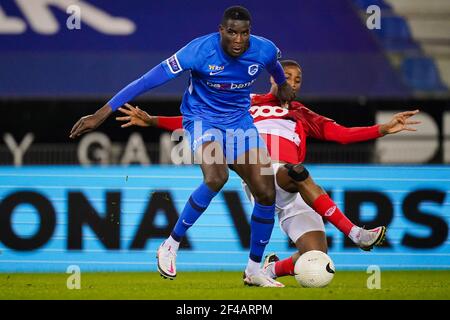 GENK, BELGIEN - 19. MÄRZ: Paul Onuachu von KRC Genk und Moussa Sissako von Standard de Liege während des Jupiler Pro League-Spiels zwischen KRC Genk und St Stockfoto