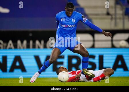 GENK, BELGIEN - 19. MÄRZ: Paul Onuachu von KRC Genk und Moussa Sissako von Standard de Liege während des Jupiler Pro League-Spiels zwischen KRC Genk und St Stockfoto